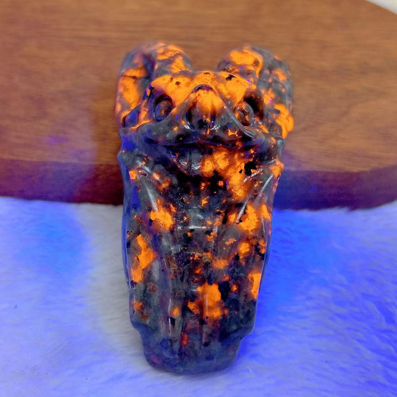 Lighting Effect Home Decor - Naturalny kryształ Yooperlite Bat Carving Efekt